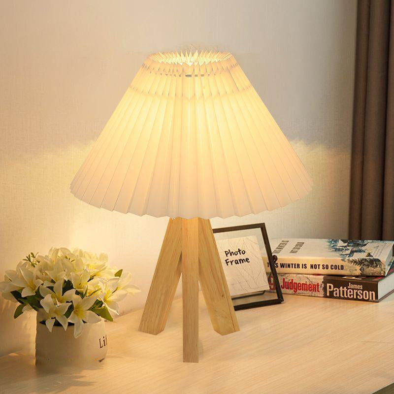 Lámpara de mesa de 1 luz con pantalla de tela plisada trapezoidal minimalista moderna y trípode de madera para dormitorio 