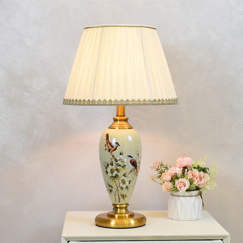Traditionelle chinesische Vogel- und Blumenzylinder-Hardware-Keramikgewebe-1-Licht-Tischlampe für Schlafzimmer 