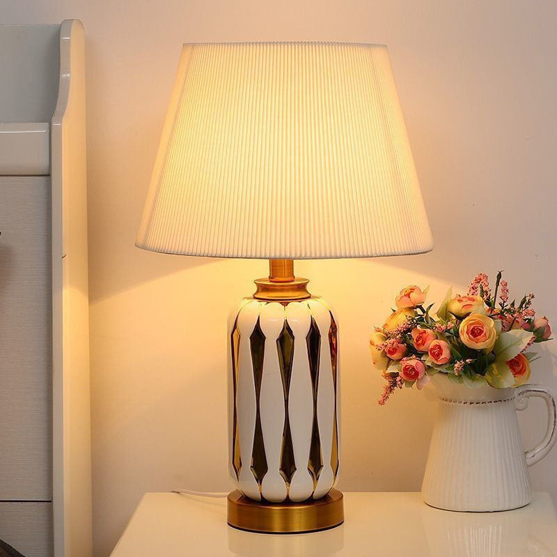 Moderne Luxus-Trapezvase Basis Keramik Stoff 1-Licht Tischlampe für Schlafzimmer 