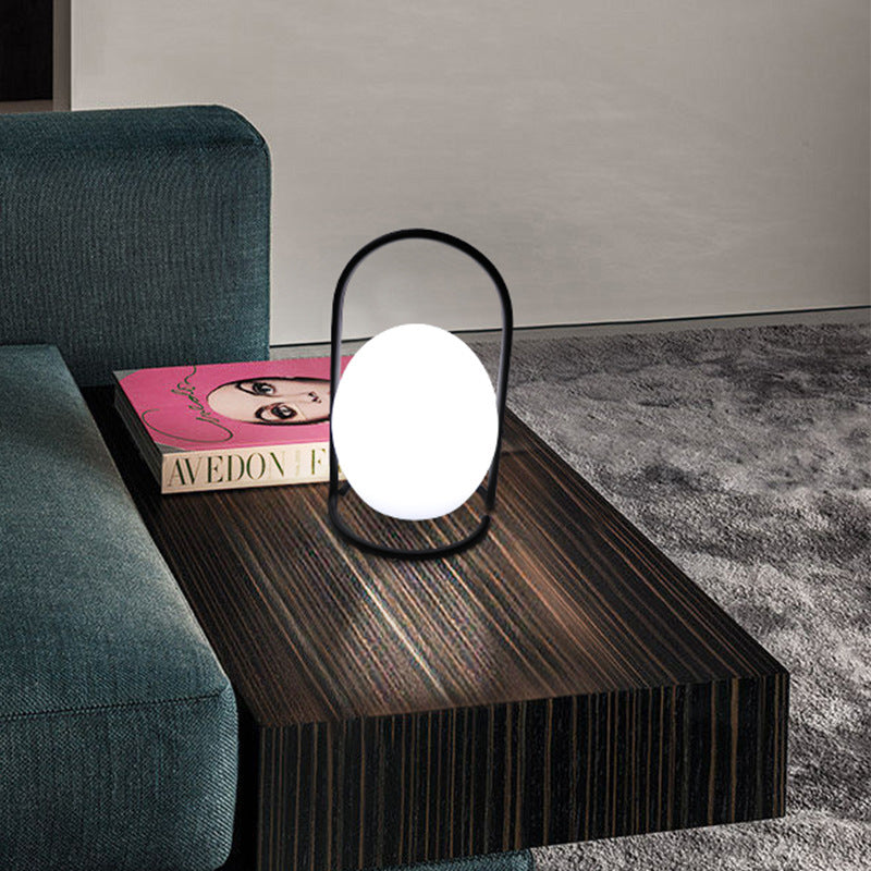 Lampe de table LED suspendue rechargeable en forme de boule, œuf, cube, cylindre en métal nordique contemporain pour chevet 