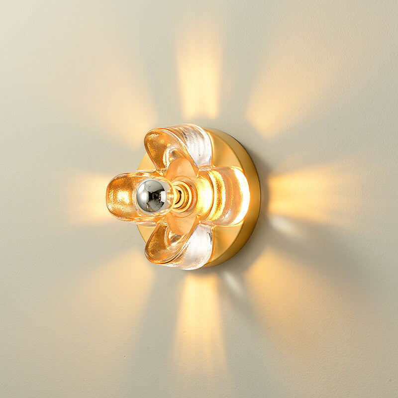 Moderne minimalistische runde quadratische Kleeblatt-Kupferglas-1-Licht-Wandleuchte für Schlafzimmer 