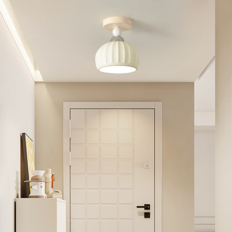 Zeitgenössische skandinavische cremefarbene Keramik-Deckenleuchte mit geometrischem rundem Schirm und 1 Licht, halbbündige Montage für Wohnzimmer 