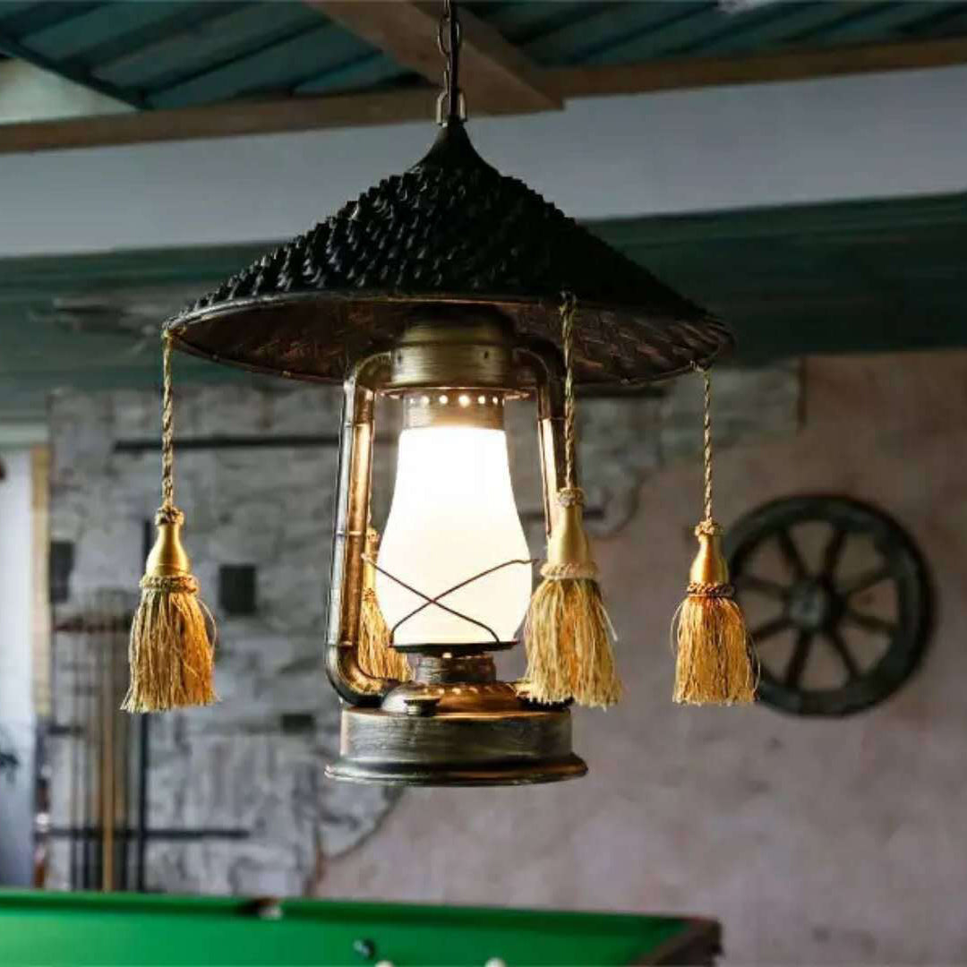 مصباح معلق بغطاء قش تقليدي قديم على شكل حصان من الخيزران والحديد والزجاج بإضاءة واحدة للفناء الخارجي 