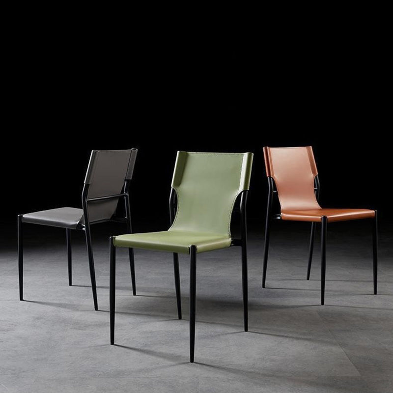 Silla de comedor apilable con respaldo de cuero nórdico contemporáneo y acero al carbono para comedor 