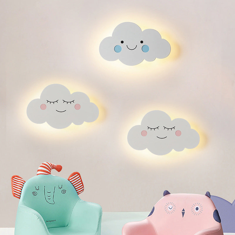 Lámpara de pared LED para niños con pantalla de acrílico de hierro en forma de nube sonriente creativa contemporánea para dormitorio 