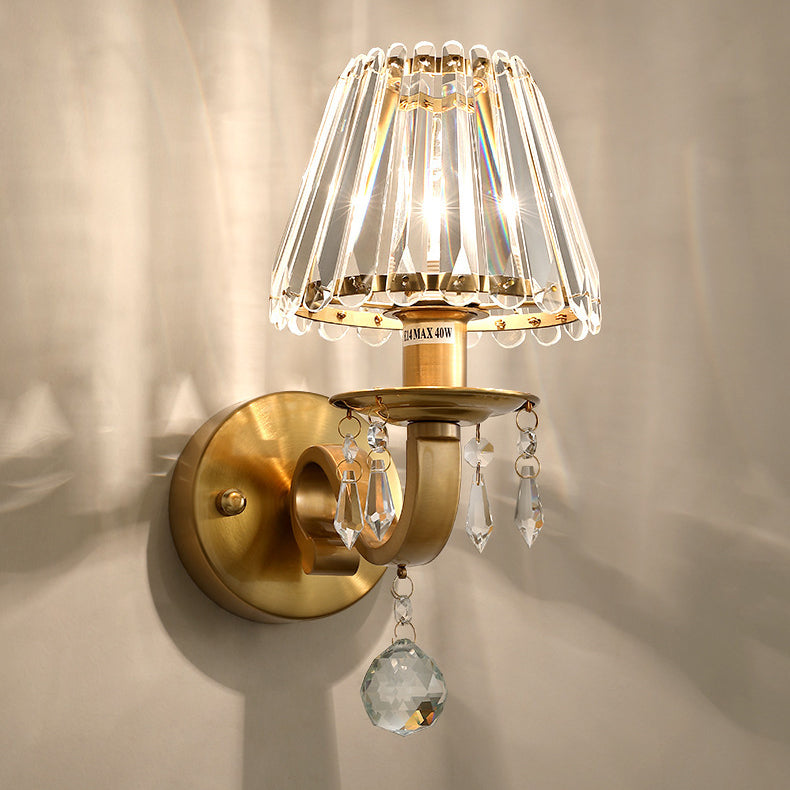 Applique murale contemporaine de luxe avec cadre finition dorée et abat-jour en cristal à 1 lumière pour salon 