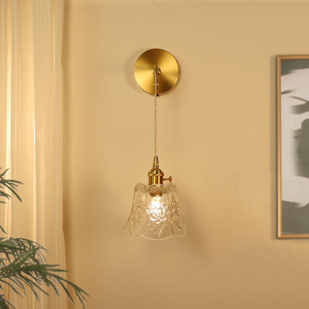 Applique murale traditionnelle française en laiton sculpté avec verre à 1 lumière pour chambre 
