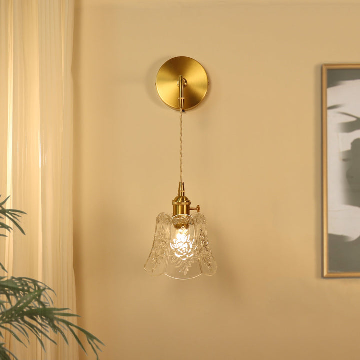 Applique murale traditionnelle française en laiton sculpté avec verre à 1 lumière pour chambre 
