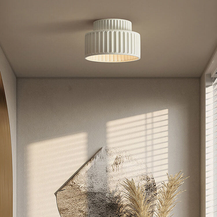 Moderne runde 1-flammige Deckenleuchte im Flush-Mount-Stil aus Kunstharz mit handgeformten Streifen im nordischen Creme-Stil für den Eingangsbereich 