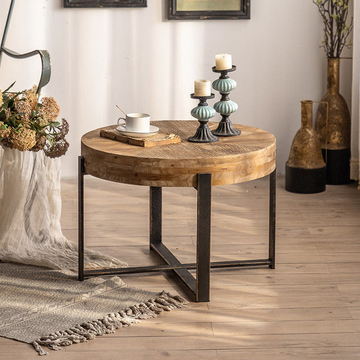 Traditioneller runder Vintage-Couchtisch aus MDF-Holz mit Used-Look und Eisen-Kreuzbeinen für das Wohnzimmer 