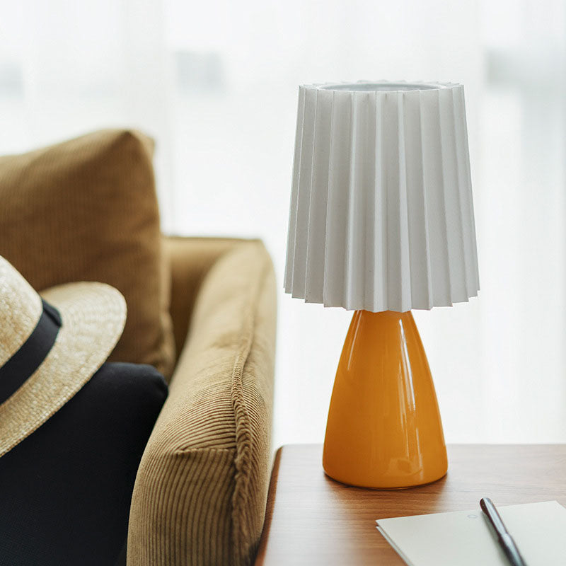 Zeitgenössische skandinavische Tischlampe mit plissiertem Stoffschirm und Glasfuß, 1-Licht, für das Schlafzimmer 