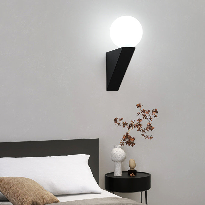 Moderne minimalistische Dreieck Orb Eisen Kunststoff 1-Licht Wandleuchte Lampe für Wohnzimmer 