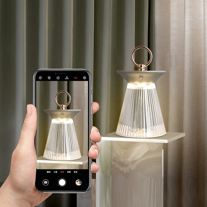 Lámpara de Mesa LED Portátil de Hierro Acrílico Semi-Cónica de Simplicidad Contemporánea Luz Nocturna para Dormitorio 