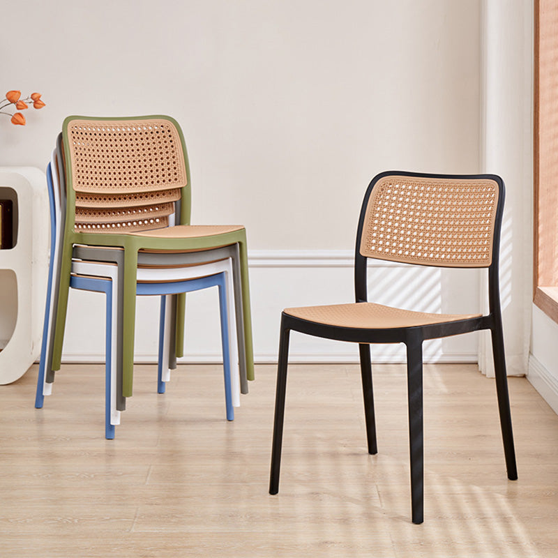Chaise de salle à manger empilable en plastique ressemblant à du rotin carré à la simplicité contemporaine avec accoudoirs et dossier pour salle à manger 