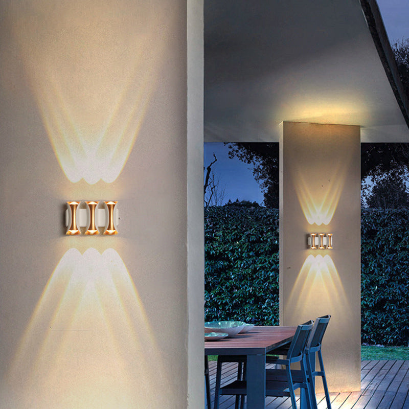 مصباح حائط LED زجاجي من الألومنيوم مستطيل مقاوم للماء بتصميم عصري بسيط للفناء الخارجي 