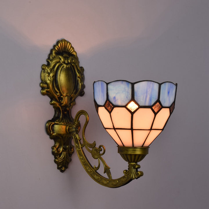 Traditionelle 1-flammige Tiffany-Wandleuchte aus Eisen mit Buntglas, Kristall und Blumenmotiv für das Wohnzimmer 
