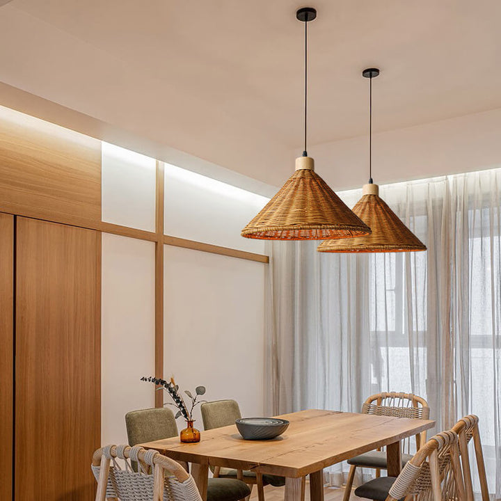Moderne skandinavische Pendelleuchte mit Rattangeflecht, Eisen und Holz in Kegelform, 1-flammig, für das Wohnzimmer 