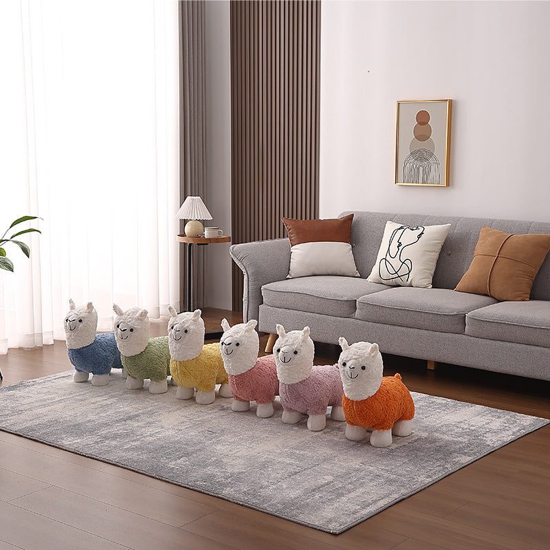 Moderner kreativer Fußhocker mit Rückenlehne im Alpaka-Design aus Teddyfleece für das Wohnzimmer 
