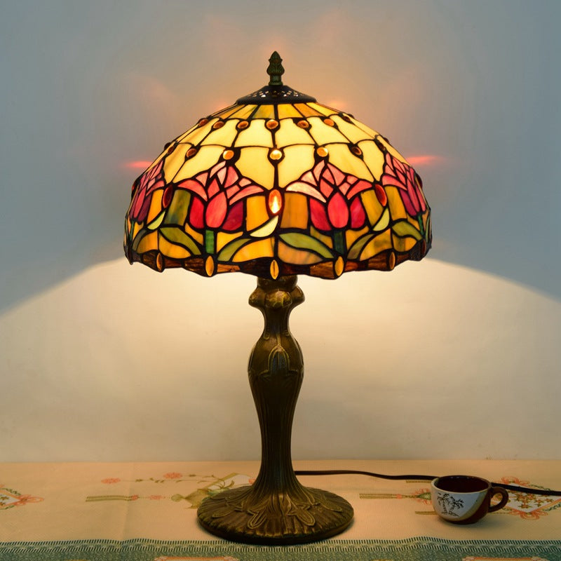 Lampe de table traditionnelle Tiffany en verre teinté avec dôme de tulipe rouge et base en aluminium à 1 lumière pour chambre 