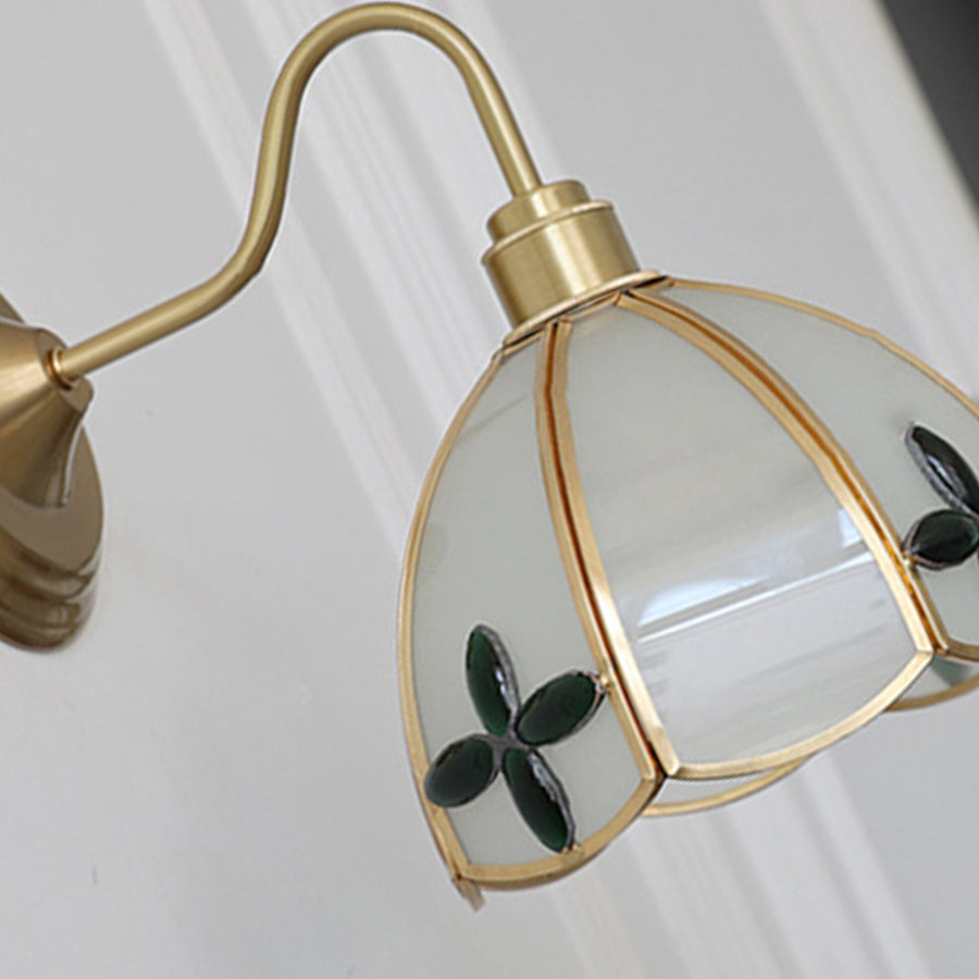 Applique murale moderne Art Déco en laiton avec abat-jour rond en verre à trèfle à quatre feuilles, 1 lumière pour chambre à coucher 