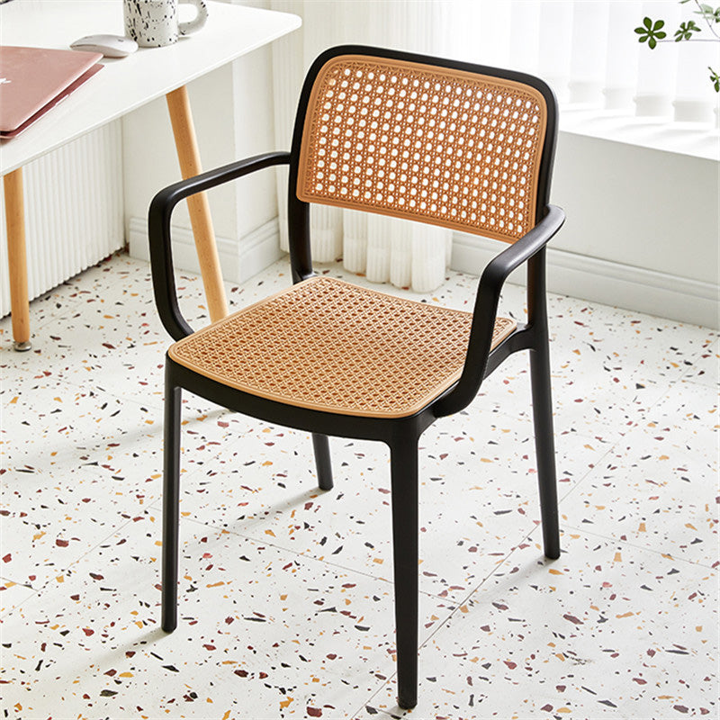 Chaise de salle à manger empilable en plastique ressemblant à du rotin carré à la simplicité contemporaine avec accoudoirs et dossier pour salle à manger 