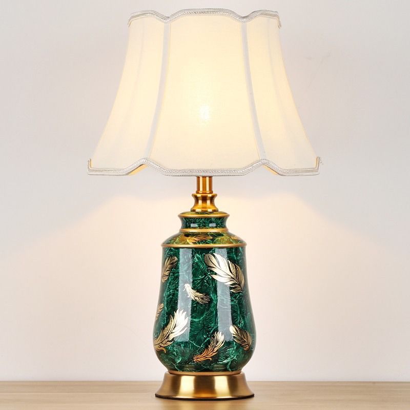 Traditionelle europäische Zylinder Keramik Stoff Eisen 1-Licht Tischlampe für Schlafzimmer 