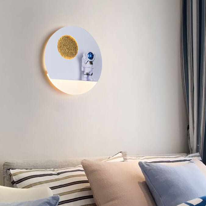 Lámpara de aplique de pared LED de astronauta redonda de resina de hierro creativo contemporáneo para dormitorio 