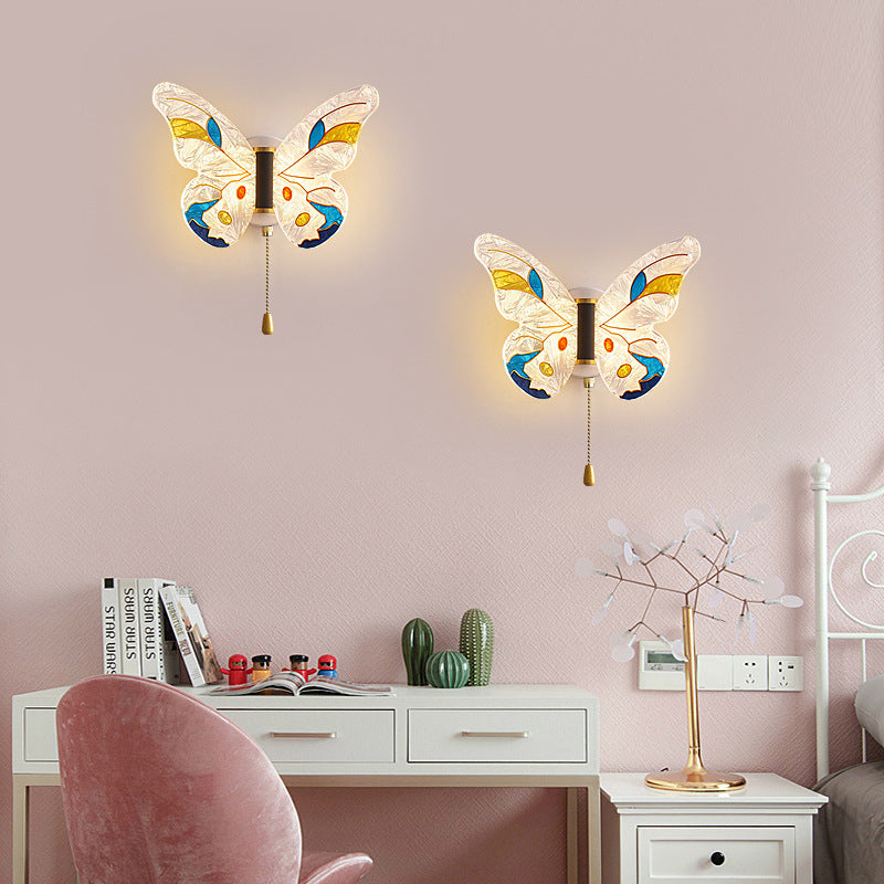 مصباح حائط LED بتصميم فراشة إبداعية معاصرة بأجنحة أكريليك ملونة ومينا حديد لغرفة المعيشة 