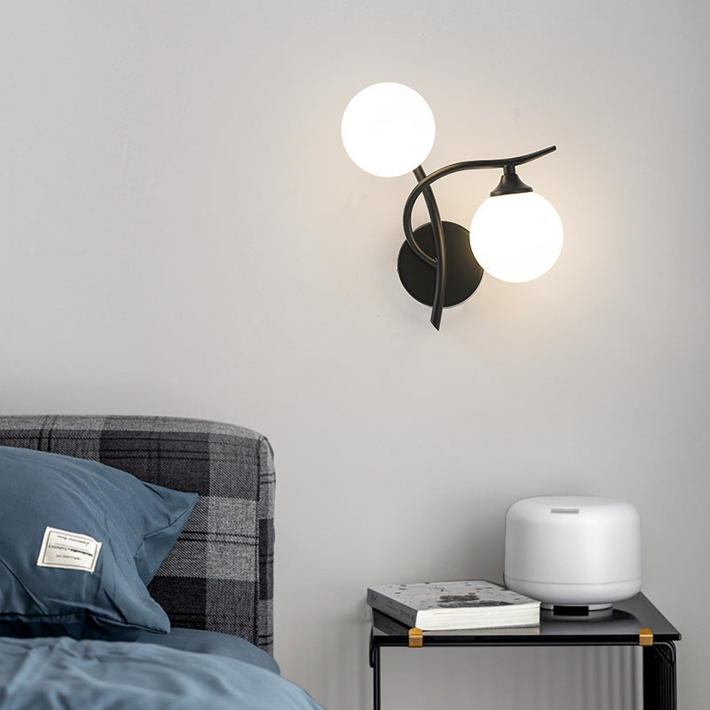Applique murale à 2 lumières avec abat-jour en verre sphérique et ligne courbe en fer de simplicité contemporaine pour chambre 