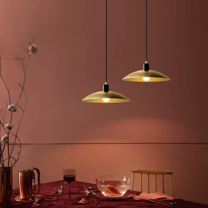 Nordischer minimalistischer Anhänger in Goldfarbe aus Kupfer mit 1 Licht 