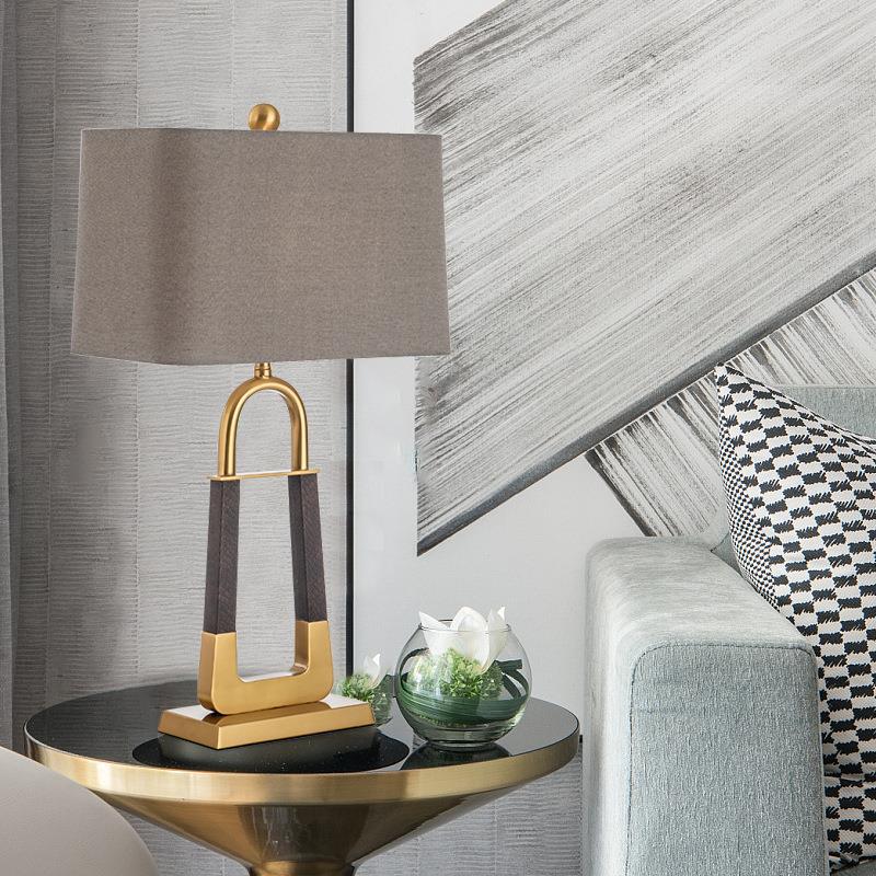 Moderne minimalistische Dreieck Rechteck Hardware Stoff 1-Licht Tischlampe für Schlafzimmer 