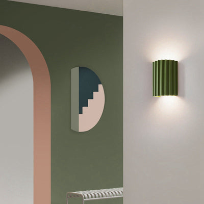 Applique murale moderne minimaliste à rayures verticales en résine à demi-cylindre 2 lumières pour salon 