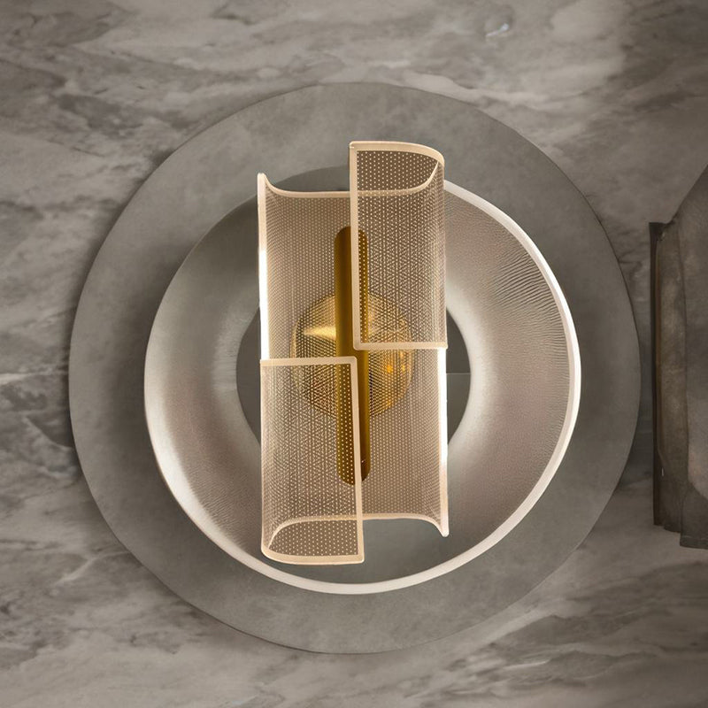 Lámpara de aplique de pared LED de lujo moderno de hierro acrílico con columna esqueletonizada y línea de rombos para pasillo 