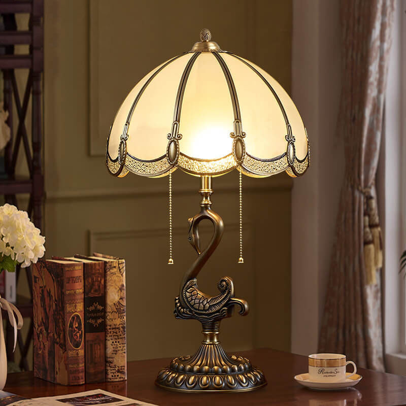 Traditionelle 2-flammige Tischlampe mit Schwanensockel aus Kupfer und europäischem Buntglas für Schlafzimmer und Homeoffice 