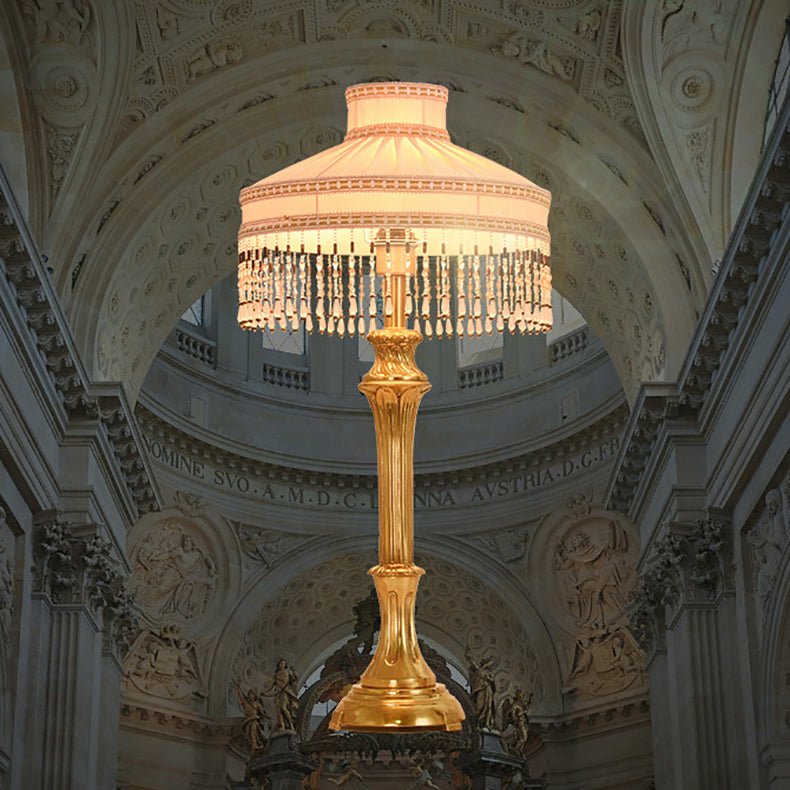 Zeitgenössische Luxus-Tischlampe aus Stoff mit rundem Schirm und Messingsockel, 1 Licht, für das Home Office 