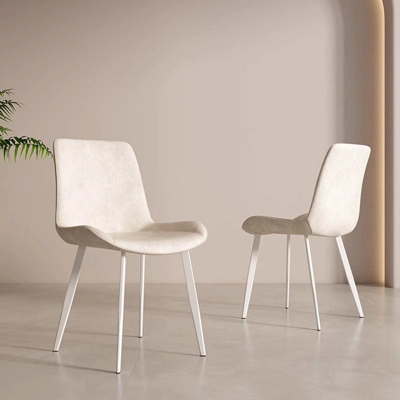 Chaise de salle à manger contemporaine en cuir scandinave en acier au carbone avec dossier carré incurvé en éponge pour salle à manger 