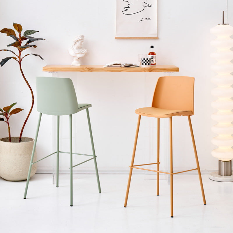 Taburete cuadrado minimalista moderno de cuero PU con respaldo y reposapiés de barra de hierro para comedor 