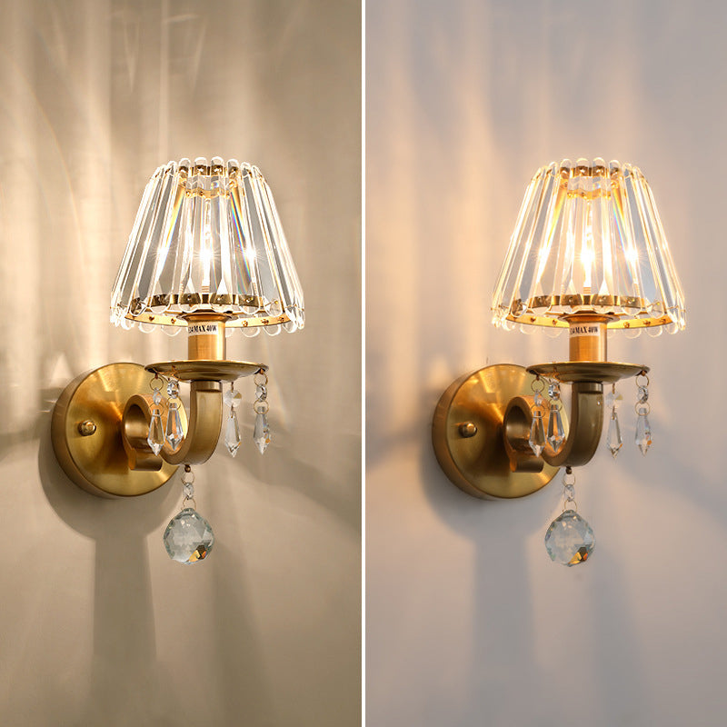 Applique murale contemporaine de luxe avec cadre finition dorée et abat-jour en cristal à 1 lumière pour salon 