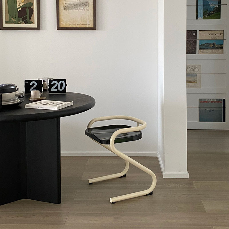 Chaise de salle à manger moderne mi-siècle avec cadre incurvé en plastique ABS et métal, dossier et accoudoirs 