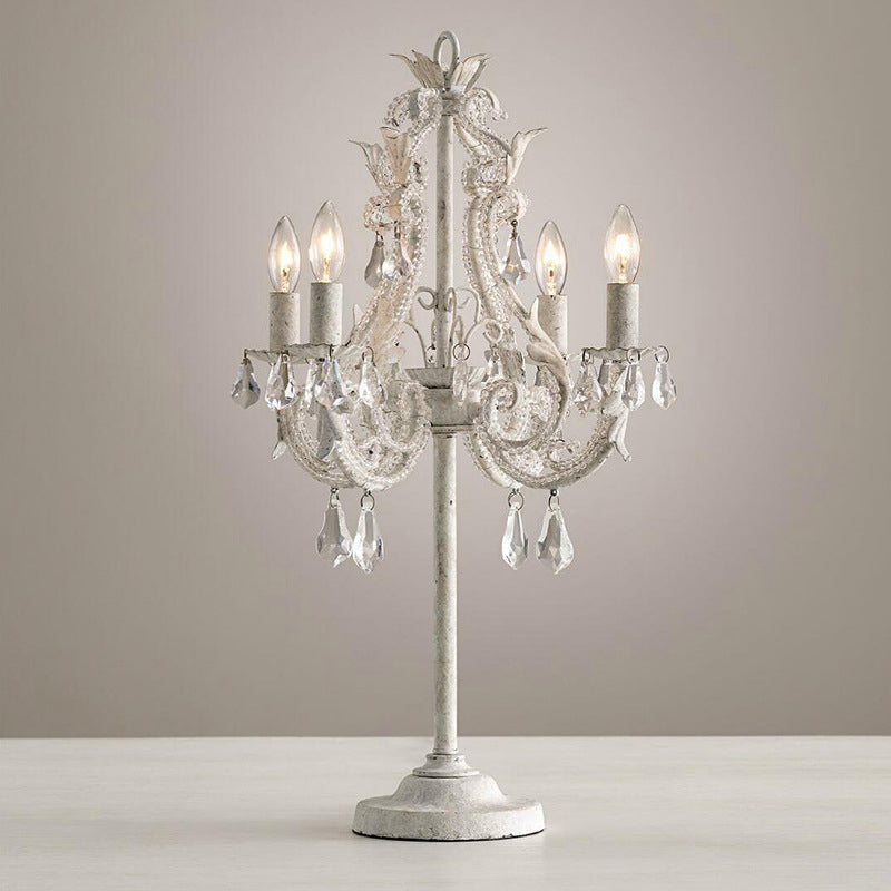 Lampe de table 4 lumières avec design de candélabre en perles de cristal, matériel blanc vieilli bohème contemporain pour chambre 