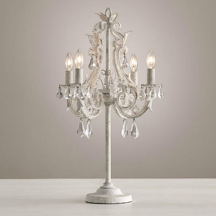 Lampe de table 4 lumières avec design de candélabre en perles de cristal, matériel blanc vieilli bohème contemporain pour chambre 