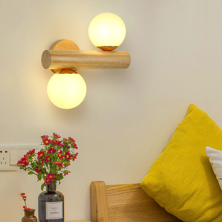 Zeitgenössische skandinavische Zylinderkugel-Wandlampe aus Gummibaumholz mit Glas und 2 Lichtern für das Schlafzimmer 