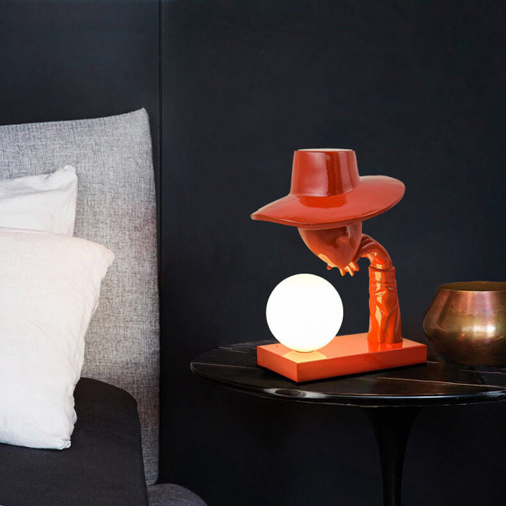Moderne abstrakte Kunstskulptur einer menschlichen Figur mit Hut FRP 1-Licht Tischlampe 