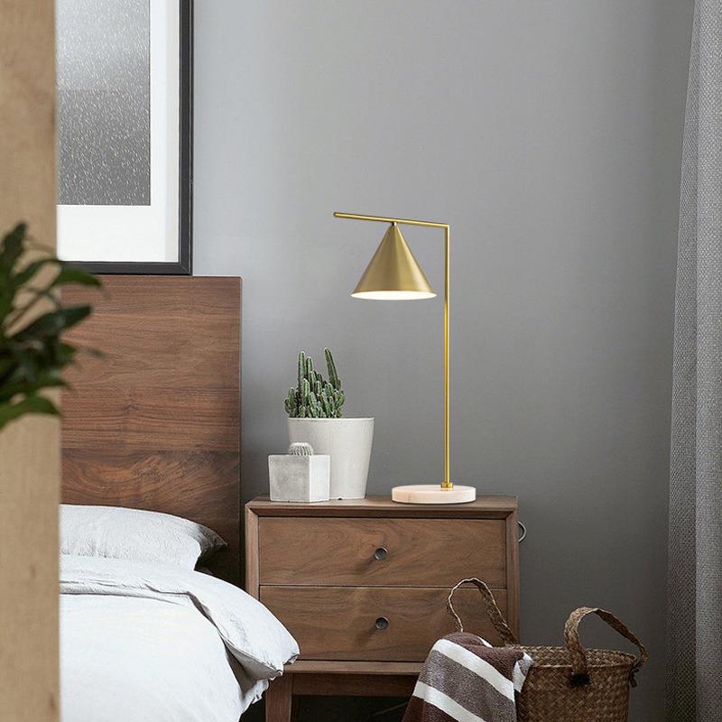 Moderne minimalistische lange Kegel Hardware 1-Licht Tischlampe für Schlafzimmer 