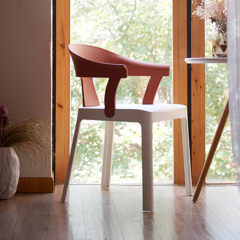 Chaise de salle à manger en plastique trapézoïdale minimaliste moderne avec dossier et accoudoirs pour salle à manger 