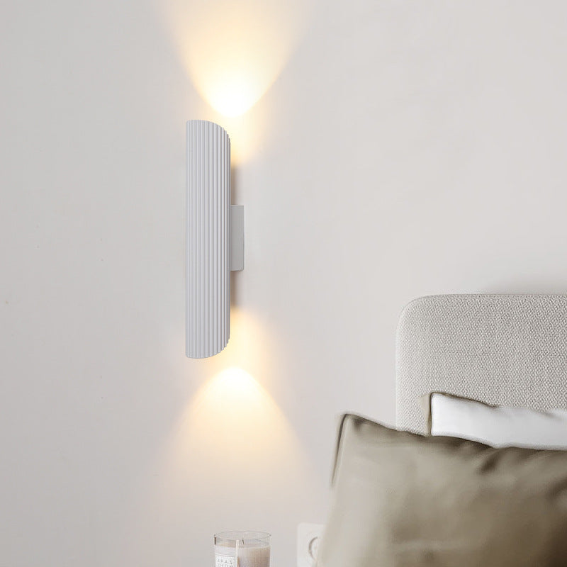 مصباح حائط LED من الألومنيوم والحديد بأسطوانة مخططة بتصميم حديث وبسيط لغرفة النوم 