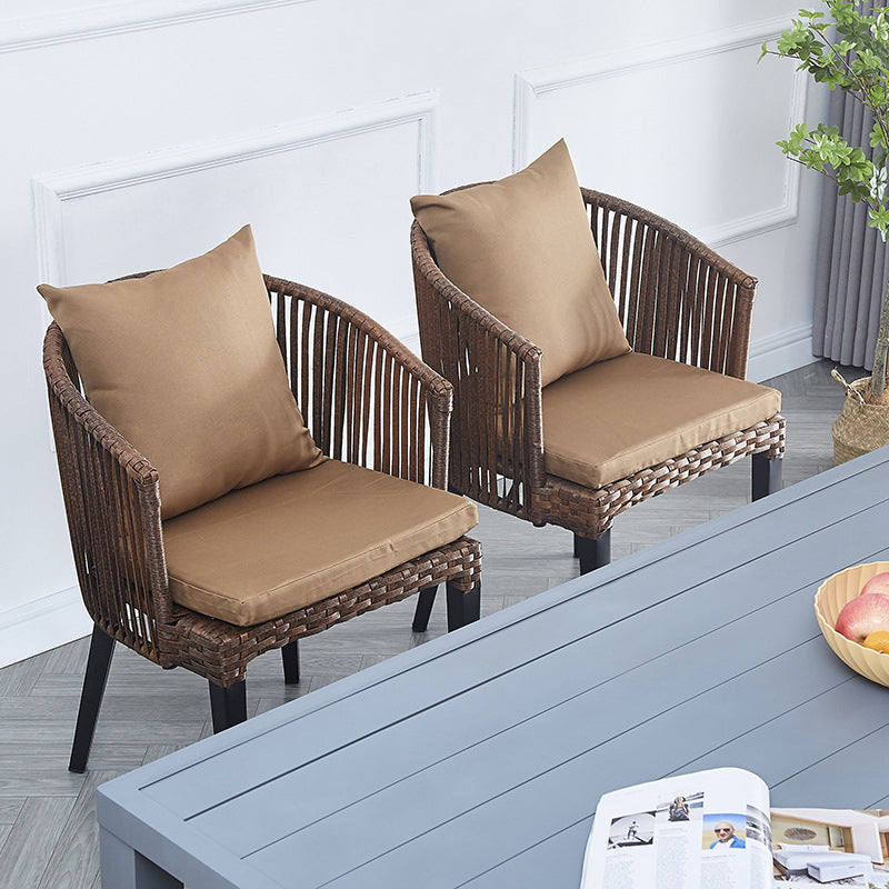 Silla de comedor al aire libre con respaldo y reposabrazos de metal cuadrado de ratán tejido estilo casa de campo tradicional para exteriores 