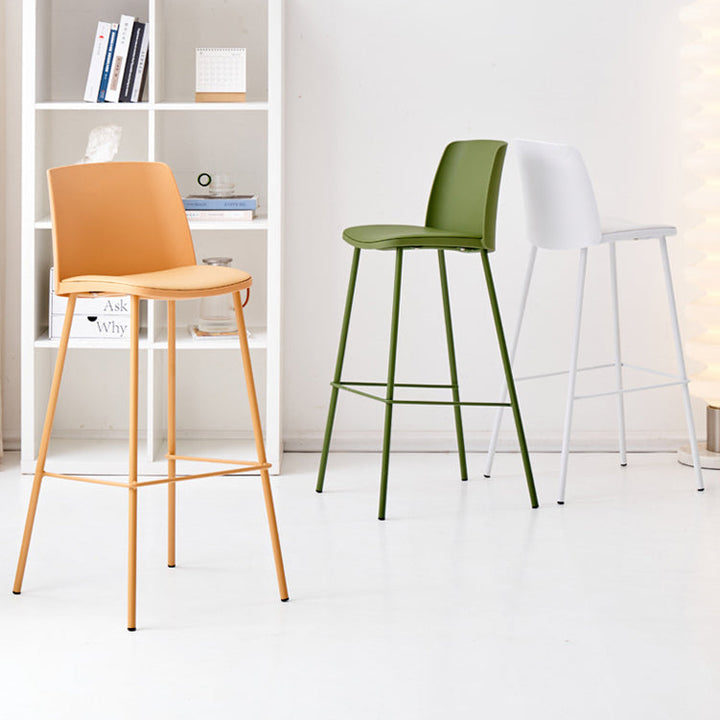 Taburete cuadrado minimalista moderno de cuero PU con respaldo y reposapiés de barra de hierro para comedor 