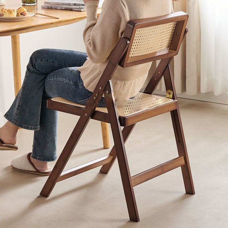 Moderner minimalistischer klappbarer Esszimmerstuhl aus quadratischem Harz-Rattan-Geflecht und Bambus mit Rückenlehne und Armlehnen für das Esszimmer 