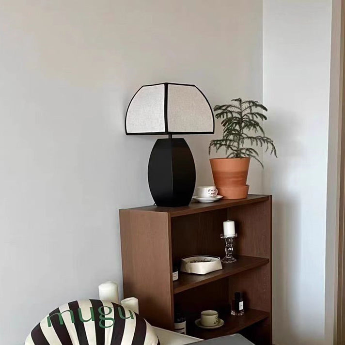 Zeitgenössische Vintage Vierecksäule Eisen Stoff 1-Licht Tischlampe für Schlafzimmer 